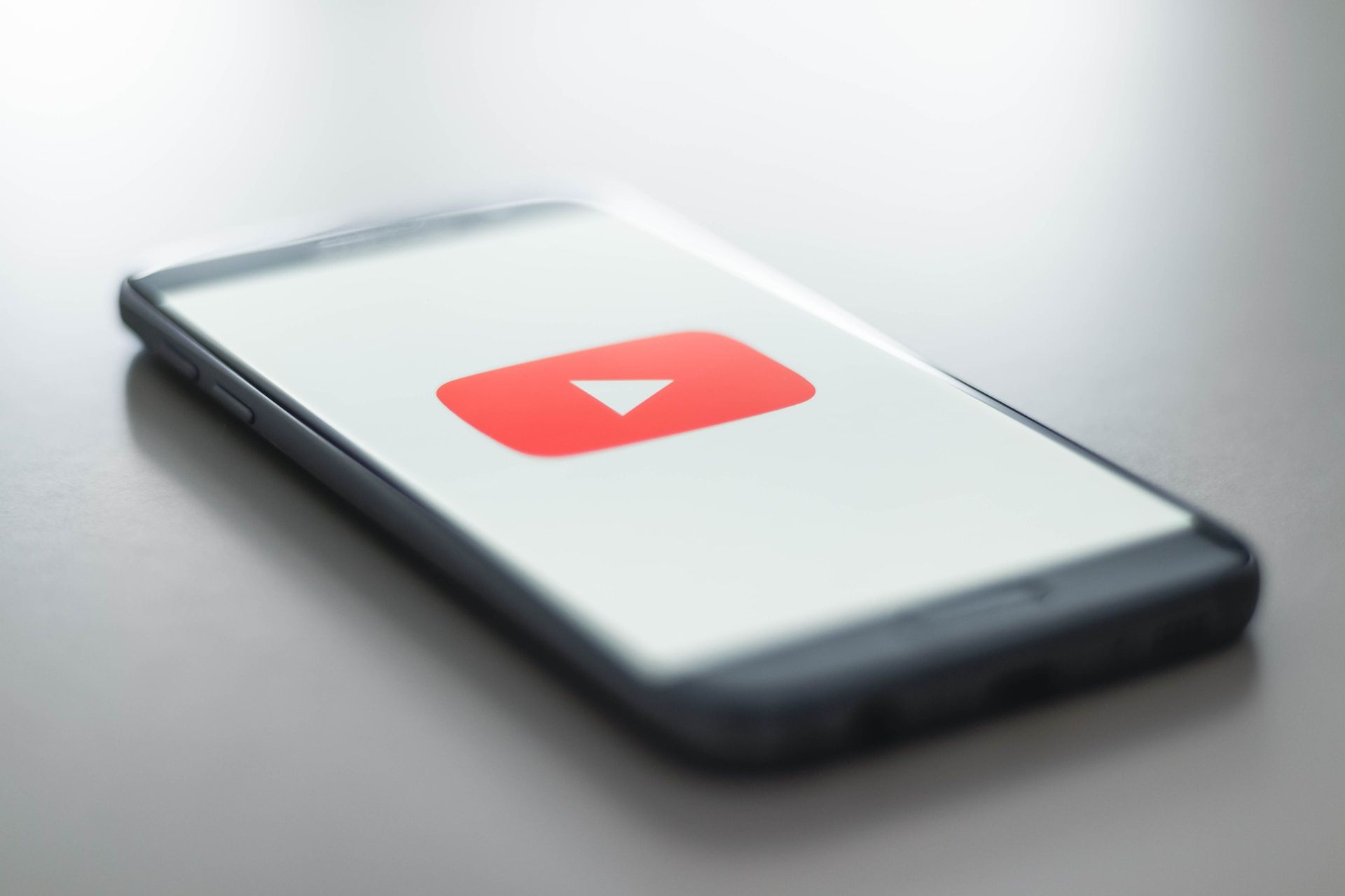 <i>YouTube </i>в России вырос впервые с 2021 года