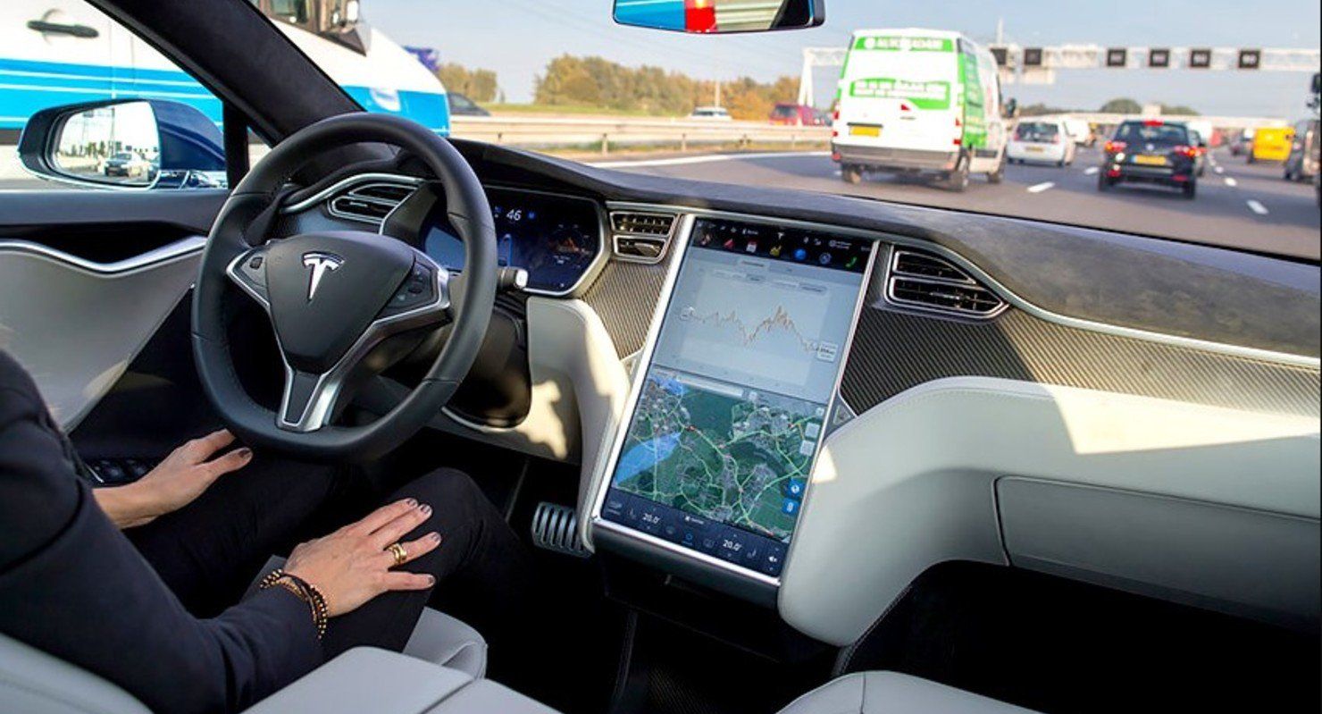 <i>Tesla </i>переходит на ИИ-автопилот