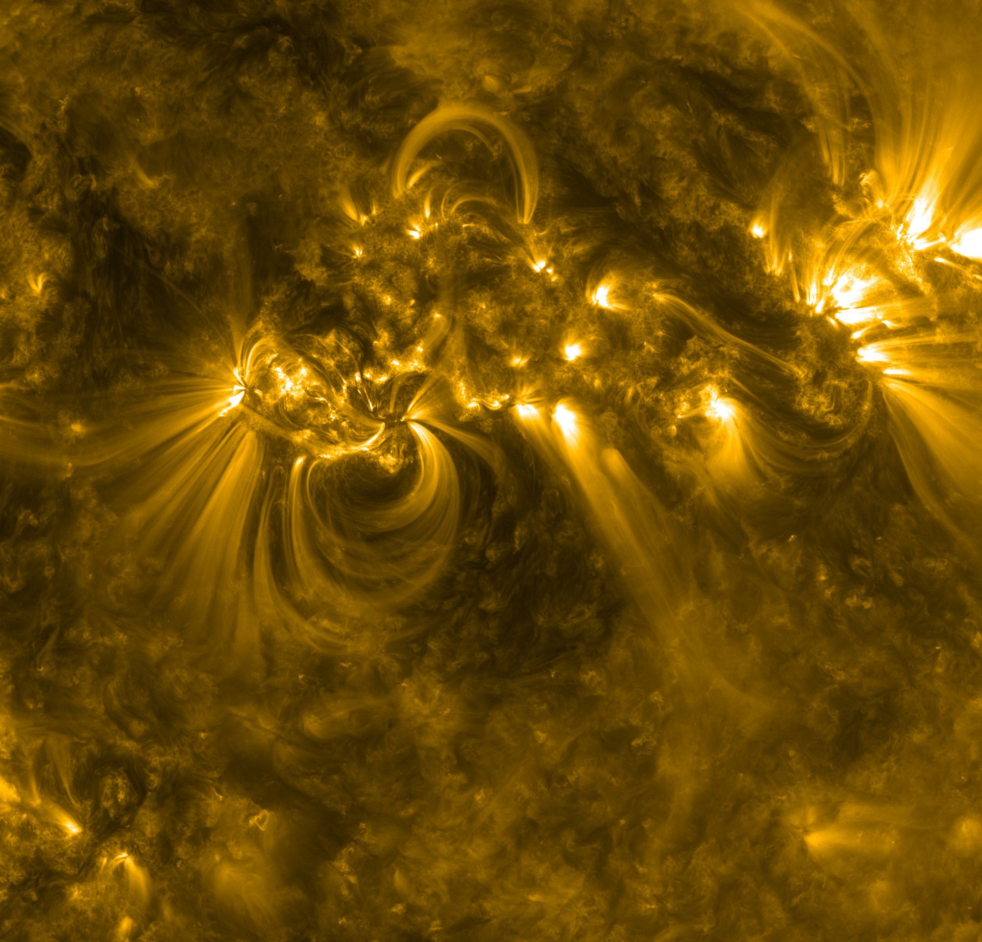 Снимок пятна — области очень высокой активности на Солнце, полученный в 2011 году Обсерваторией солнечной динамики (SDO)