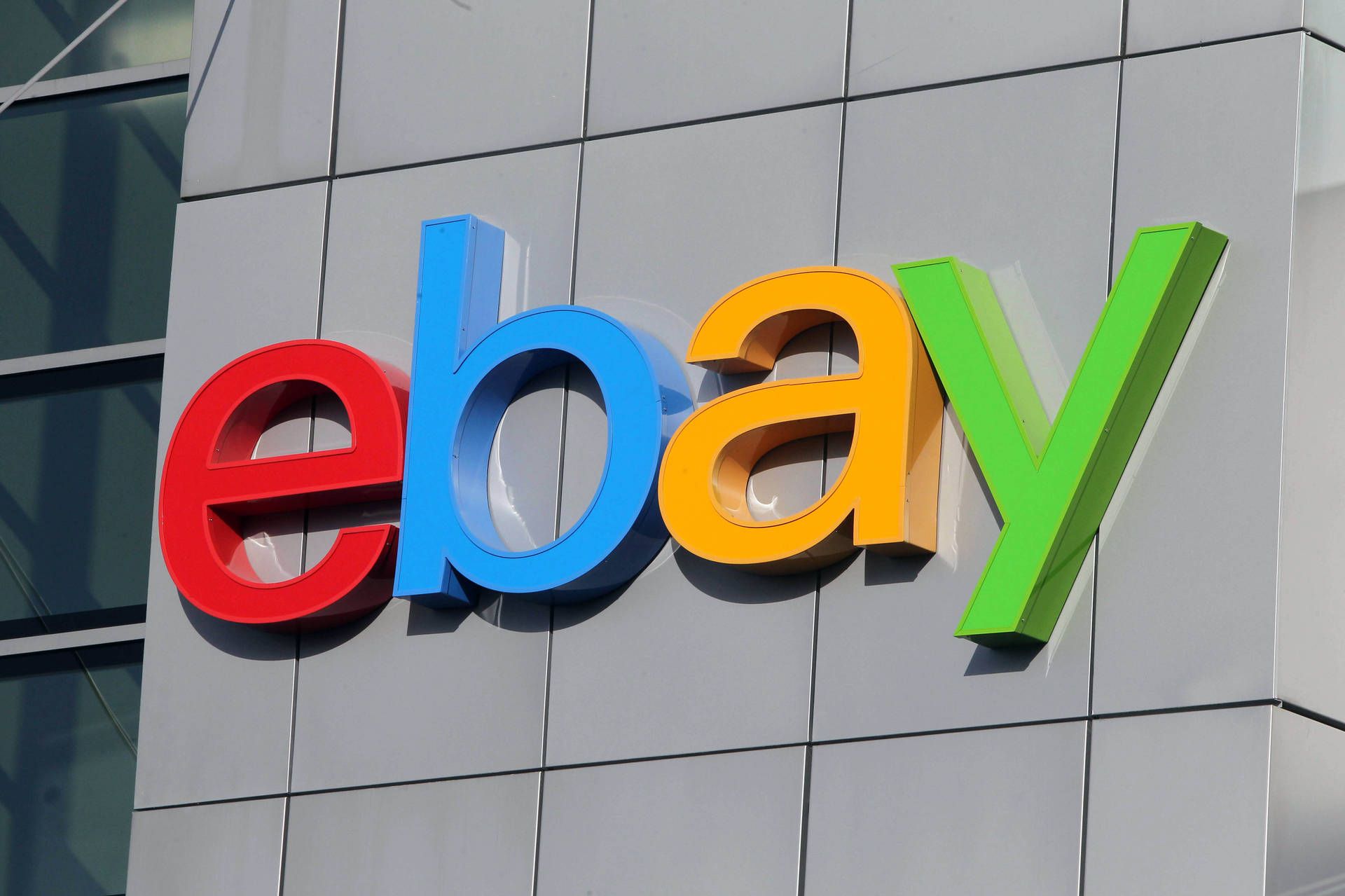 <i>eBay </i>преследовал своих критиков