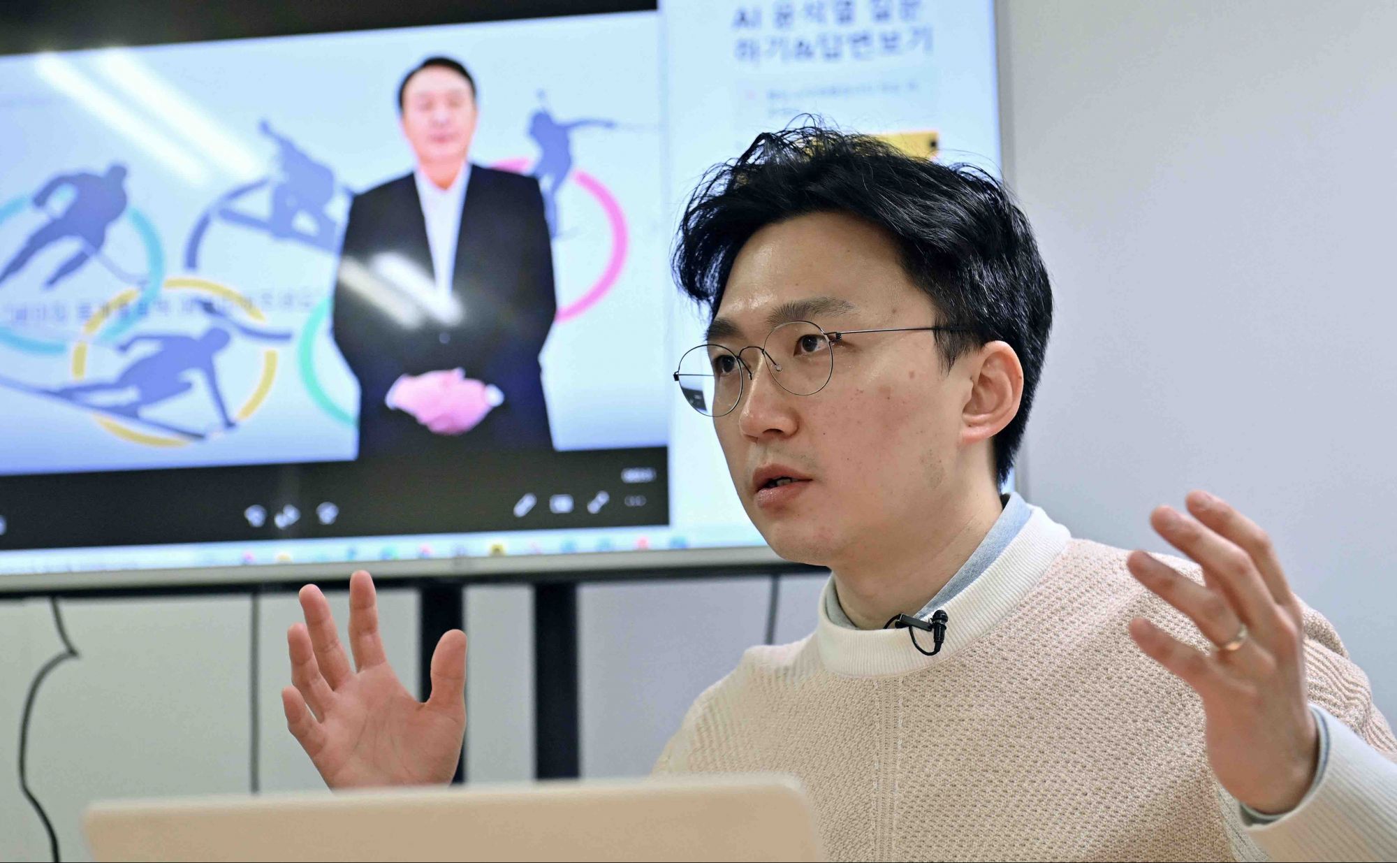 Нынешний президент Южной Кореи Юн Сок Ёль (62 года) использует дипфейк-аватар в предвыборной кампании. Виртуальный кандидат на вид неотличим от реального, но говорит на одном языке с молодежью