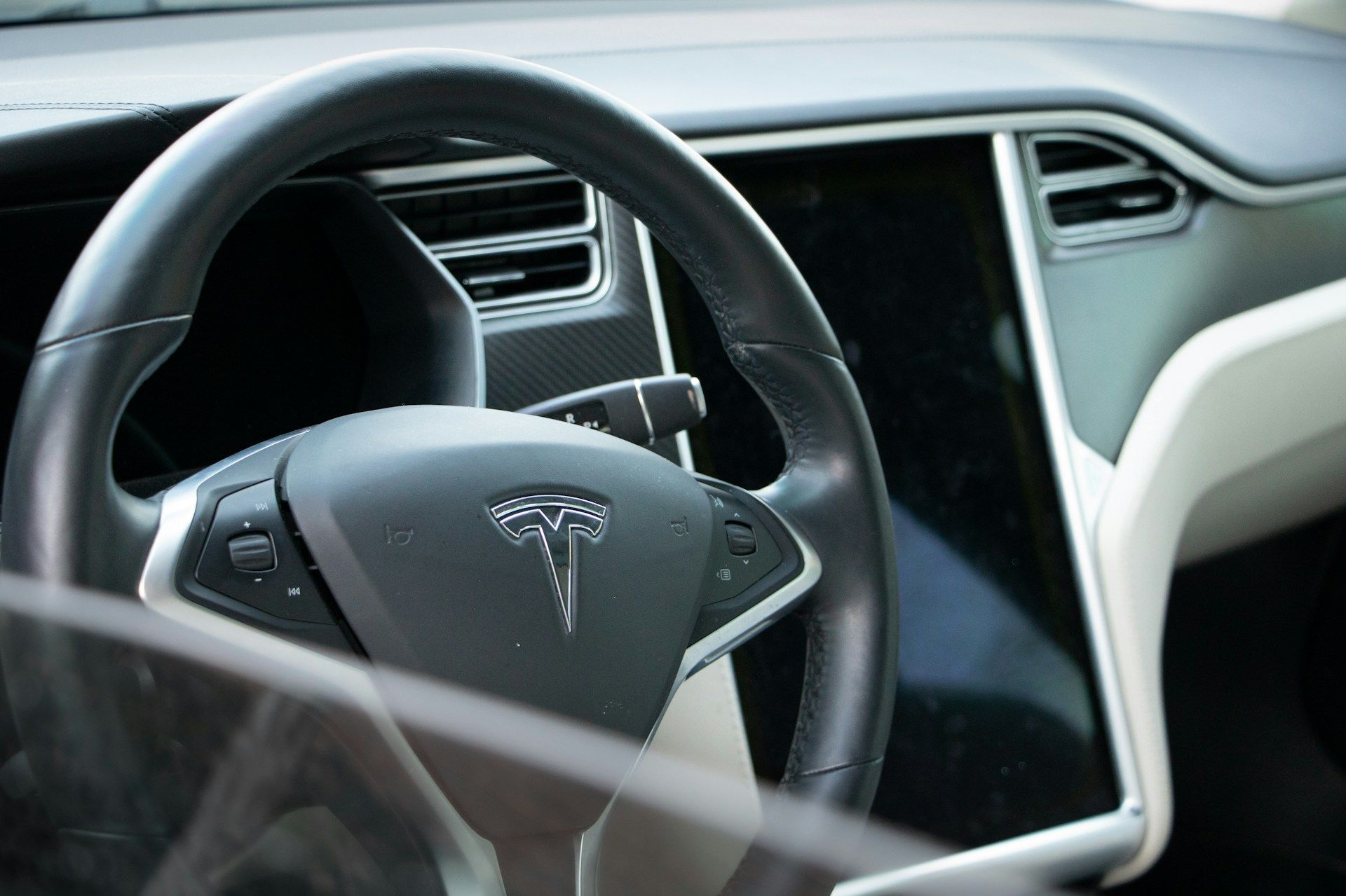 Автопроизводители не захотели покупать лицензию на автопилот <i>Tesla</i>