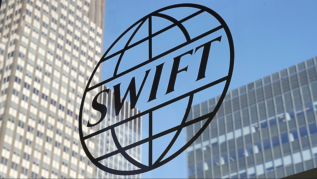 Россия заменяет <i>SWIFT</i>