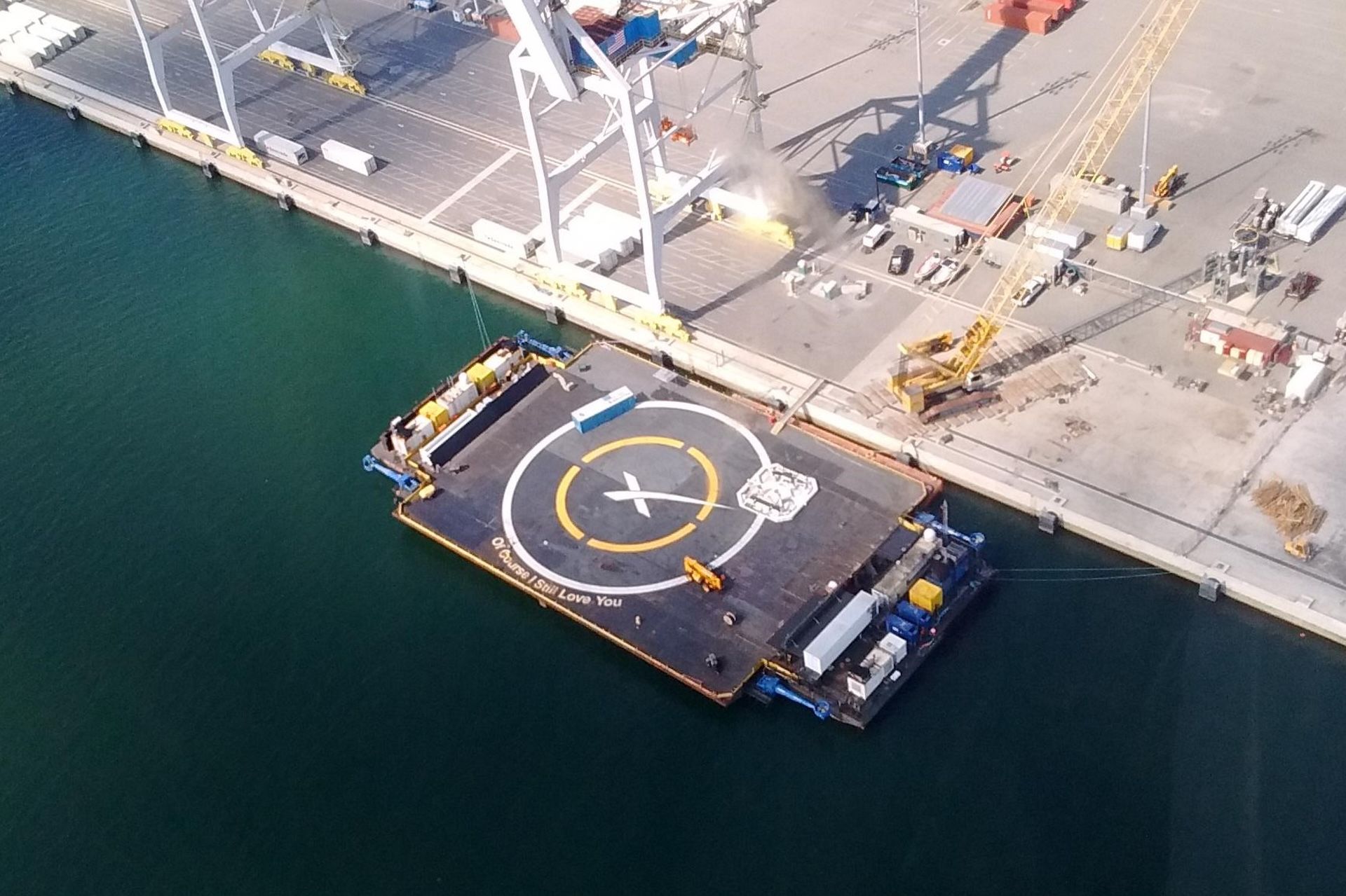 Беспилотные баржи <i>SpaceX </i>превратят в плавучие станции <i>Starlink</i>