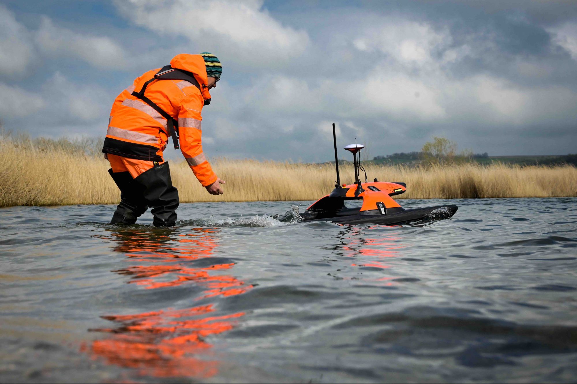 «Плавучий дрон» Sonobot с закрепленным под днищем сонаром сканирует дно озера в поисках археологических находок