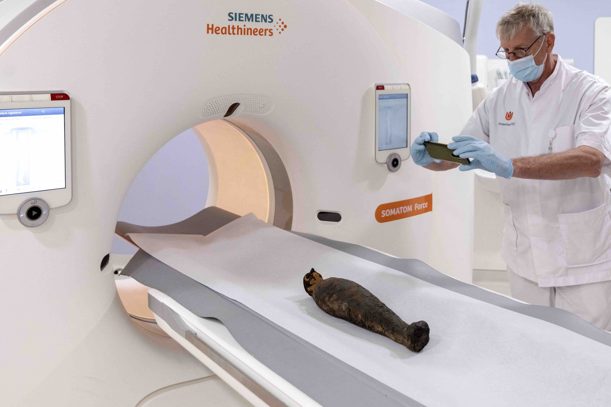 Специалист Медицинского центра Университета Амстердама проводит компьютерную томографию древнеегипетской мумии животного.