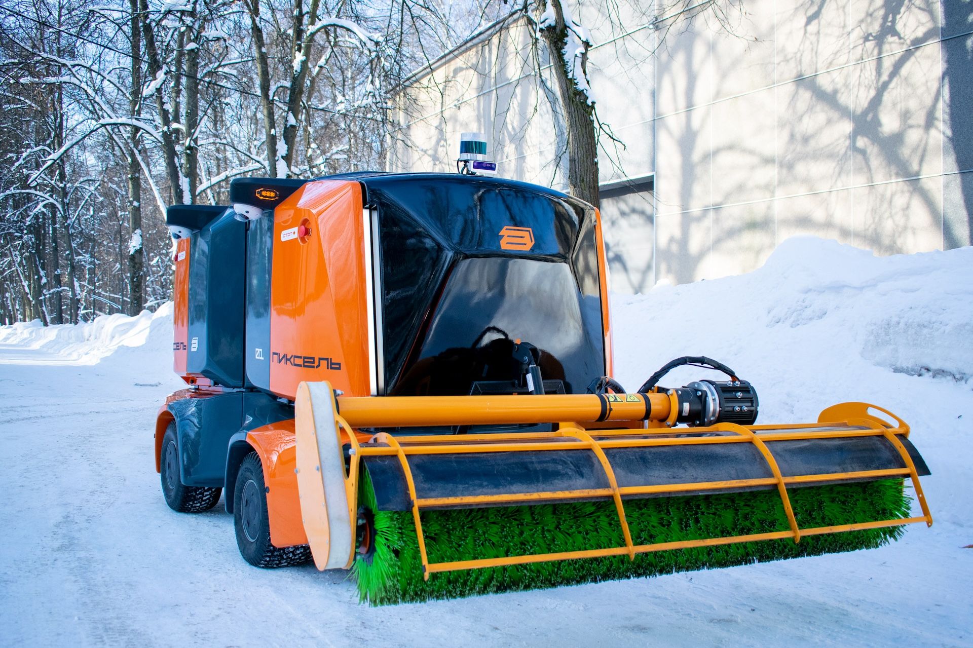 Роботы вышли на уборку снега в Москве