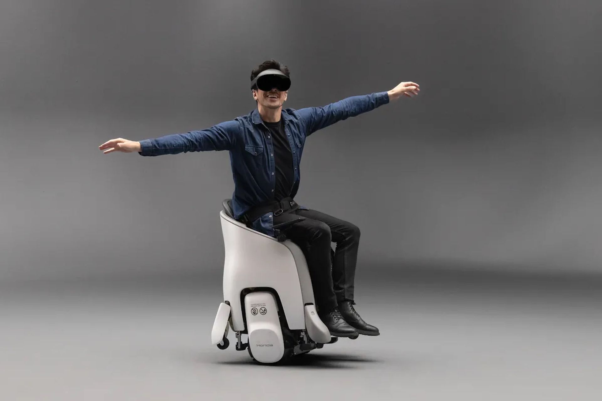 <i>Honda </i>представила самоходное кресло с <i>VR-</i>гарнитурой