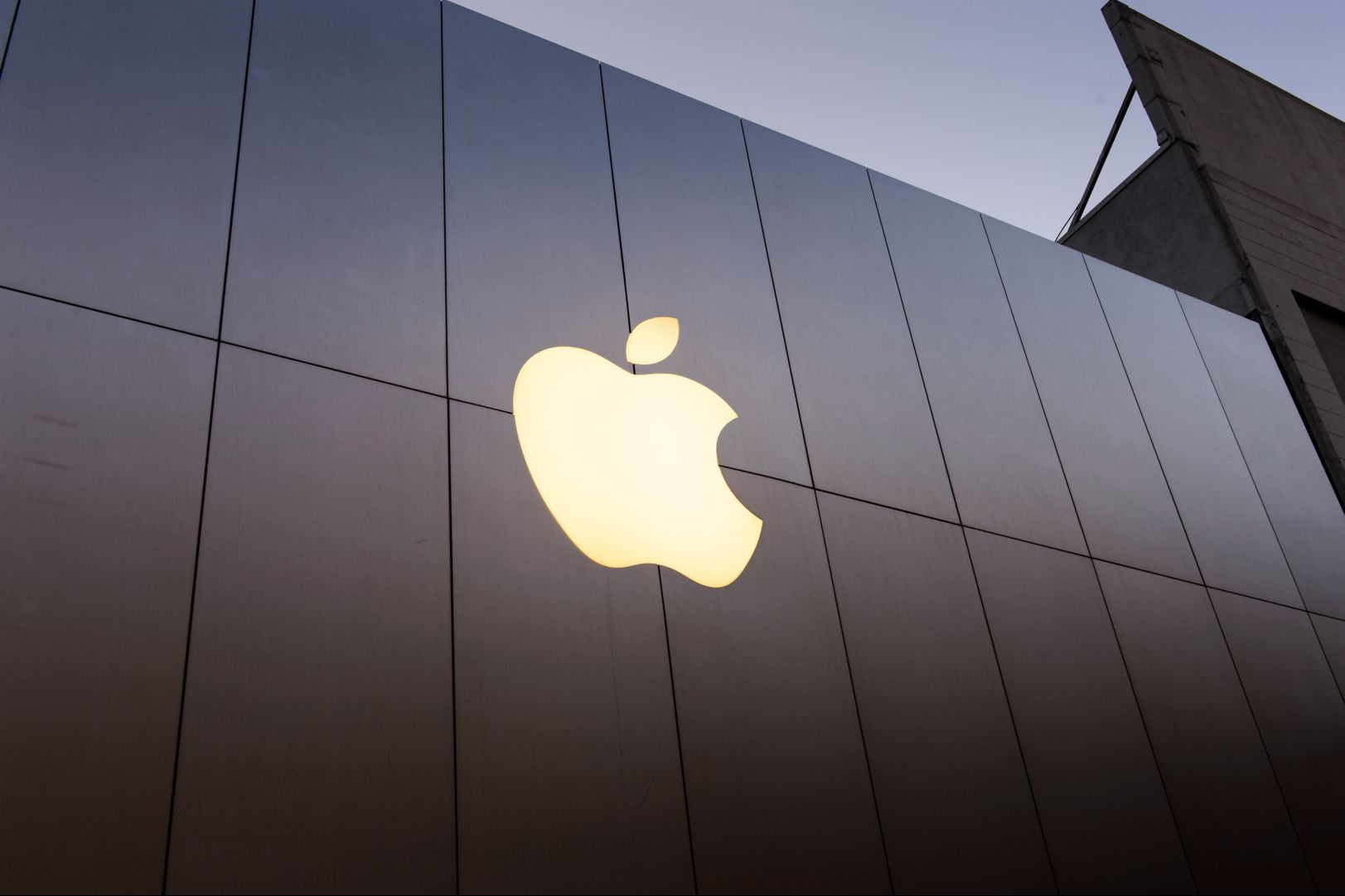Минюст США подал иск против <i>Apple</i>