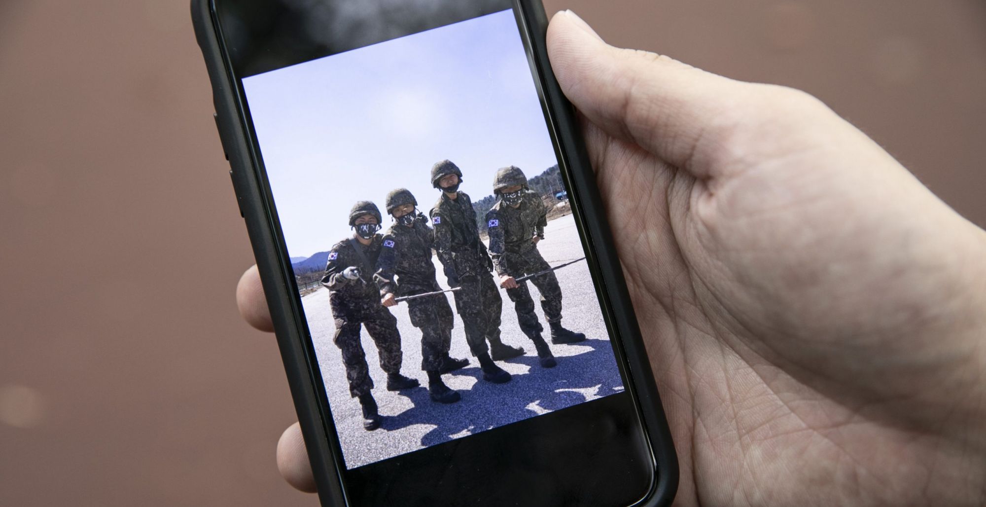 Армия Южной Кореи отказывается от <i>iPhone</i>