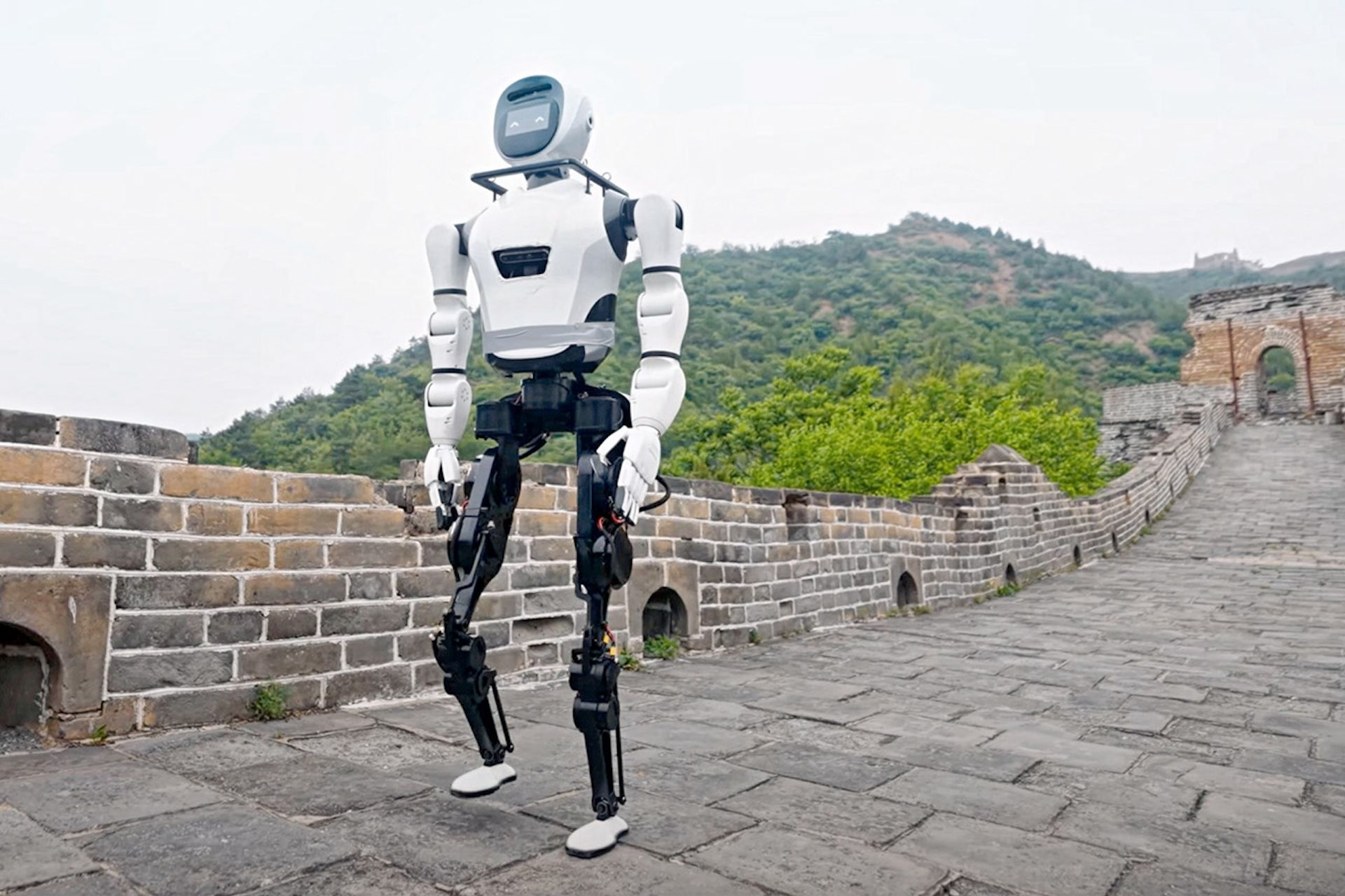 Гуманоидный робот впервые прогулялся по Великой Китайской стене