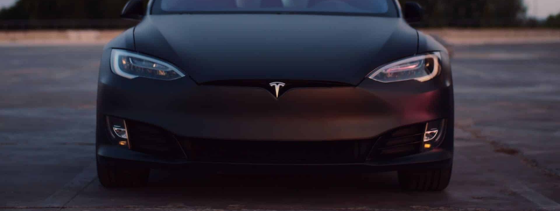 <i>Tesla </i>ездят на красный свет